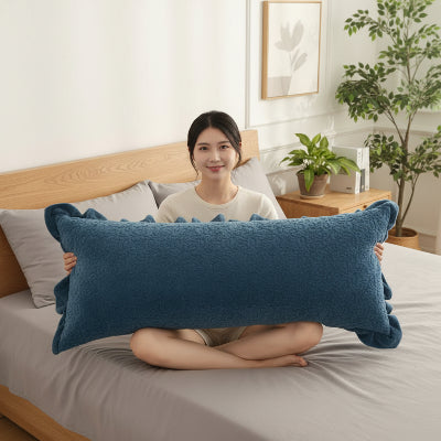 femme souriante avec traversin FlexiComfort bleu