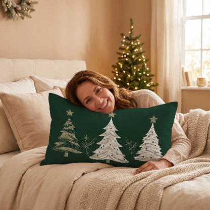 femme souriante couchée avec housse d'oreiller 50xx70 verte sapins blancs