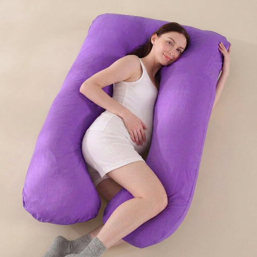 femme souriante couchée sur traversin haut de gamme violet