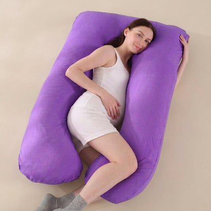 femme souriante couchée sur traversin haut de gamme violet
