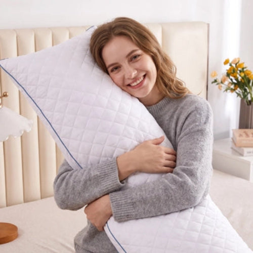 femme souriante embrasse traversin en 180 blanc