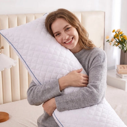femme souriante embrasse traversin en 180 blanc