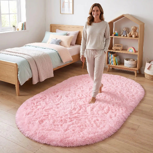 femme souriante marche sur tapis sortie de lit VIKAMA rose