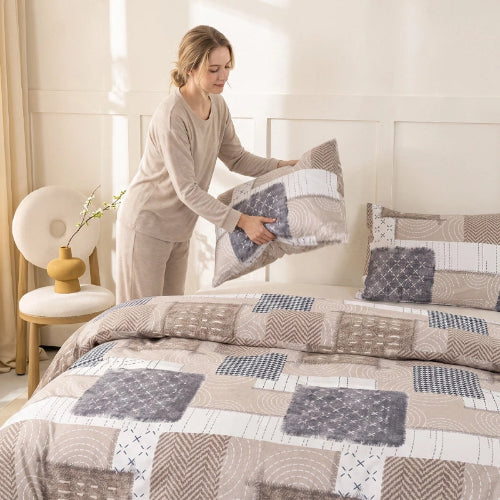 femme souriante refait lit avec parure de lit 200x200