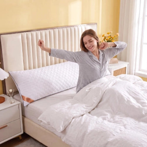 femme souriante réveillée avec traversin en 180 blanc