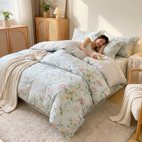 femme souriante sous housse de couette toute douce RelaxedBody™ 
