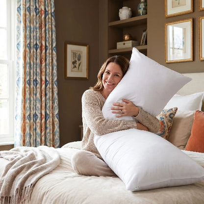 femme souriante sur lit avec traversin en 180 cm blanc