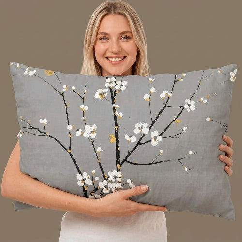 femme souriante tient taies D Oreiller 50x70 gris clair