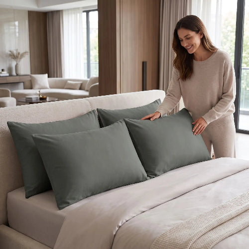 femme sourit avec taies D Oreiller rectangulaires 50x70 grises