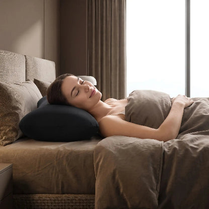femme sur dos cou sous traversin ergonomique cervical noir