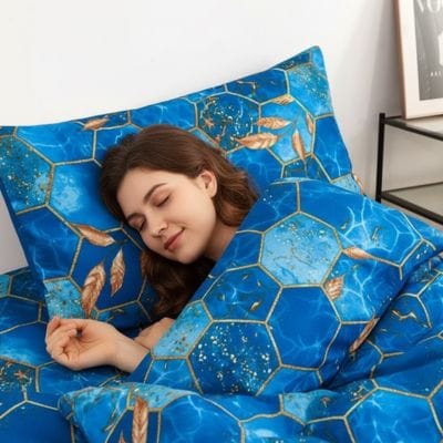 Femme couchée tête sur taies d_oreiller bleu