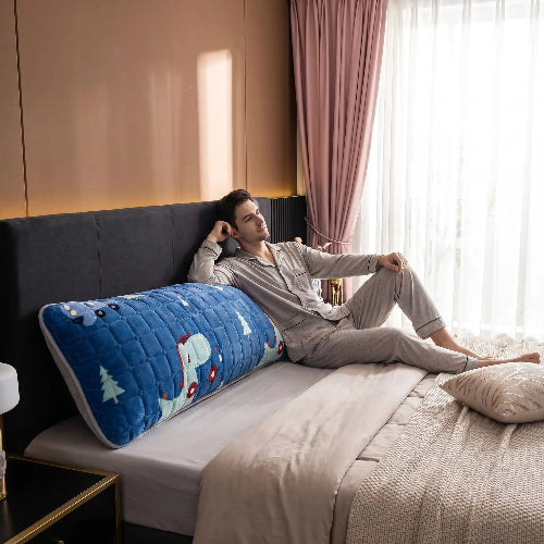homme adossé sur traversin pour lit 180x200 dinosaure bleu