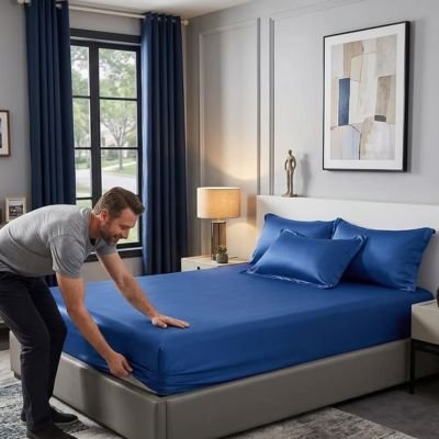 homme avec drap housse bleu confort matinal 