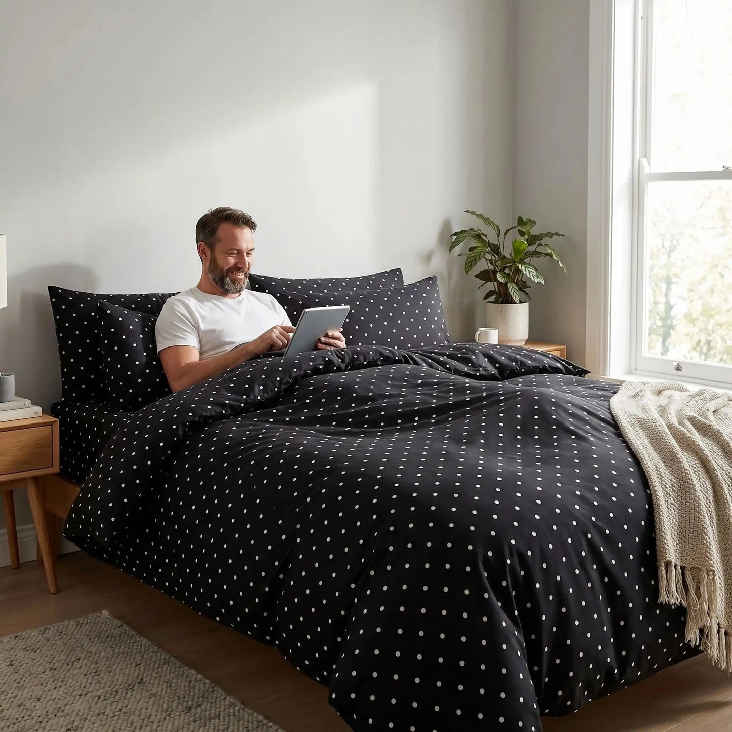 homme avec housse de couette 260x240 noire satin 