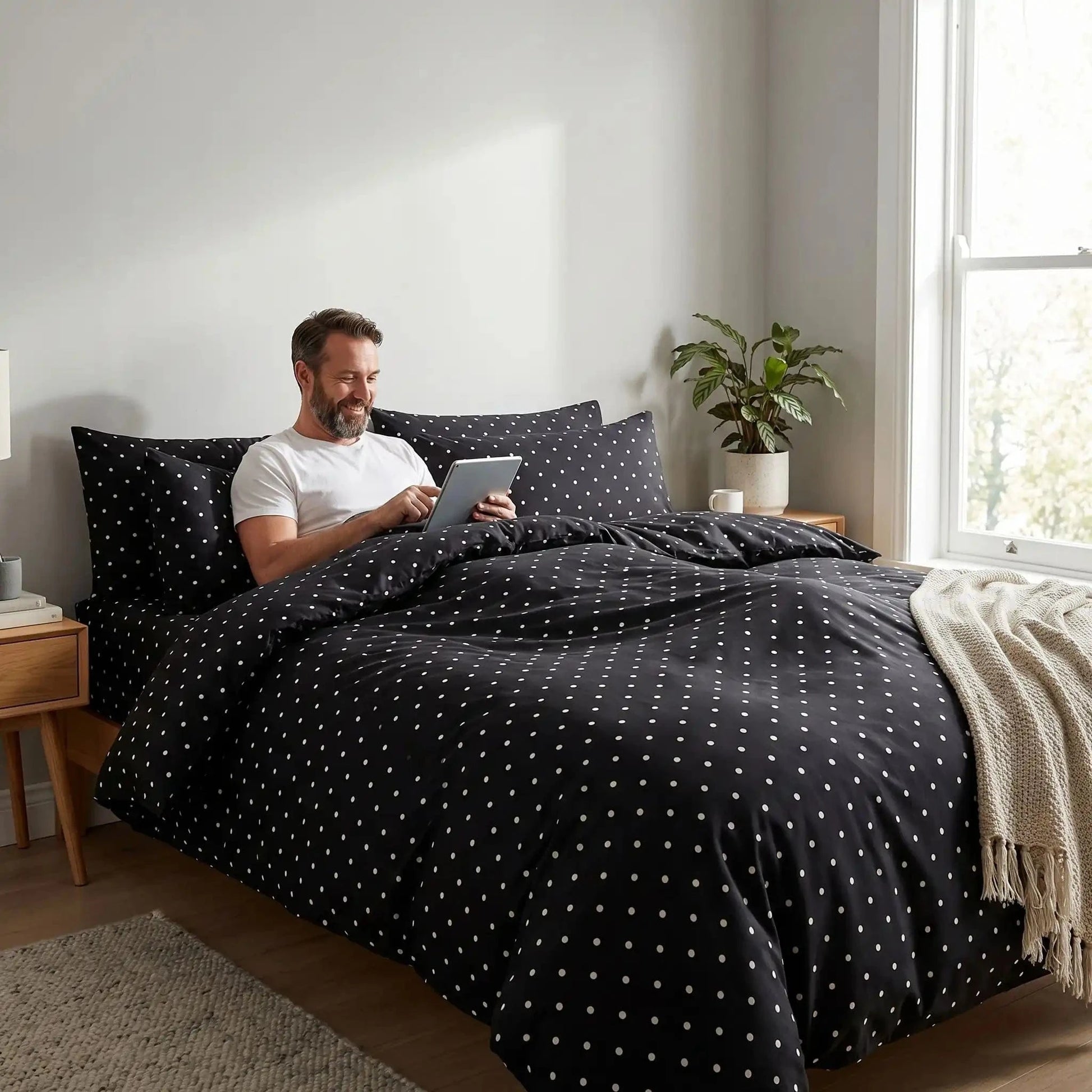homme avec housse de couette 260x240 noire satin 