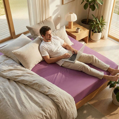 homme avec ordinateur sur drap housse 140x200 cm violet coton doux ajusté