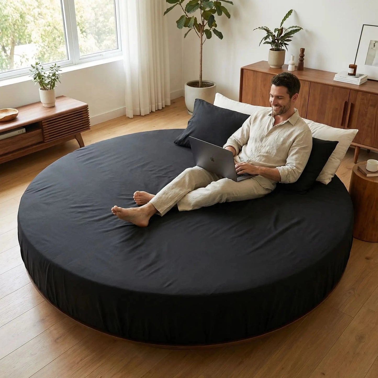 homme avec ordinateur sur drap housse  140x200 cm noir 