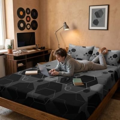 homme avec ordinateur sur drap housse nuits optimales