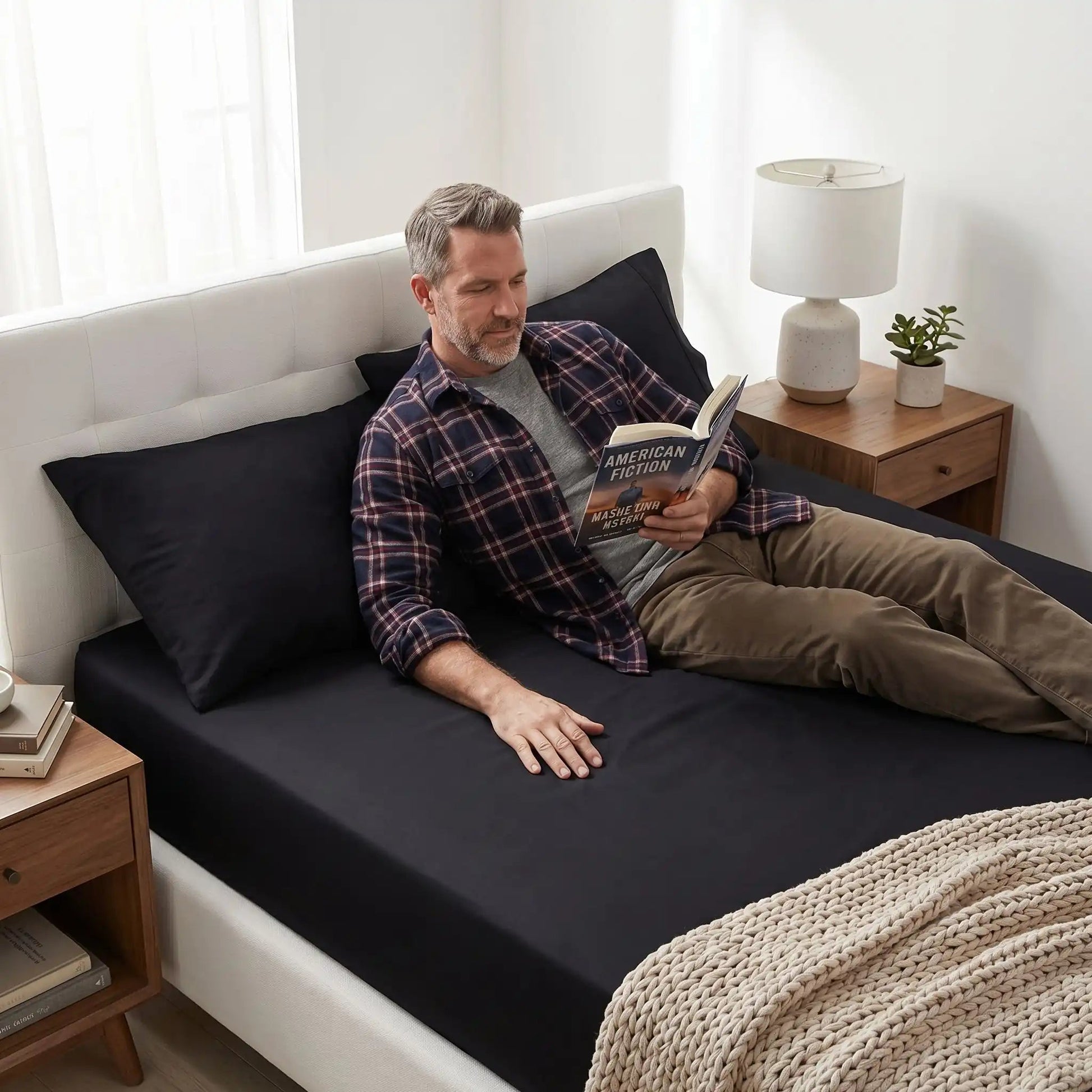 homme avec roman sur drap housse noir ajustéplus