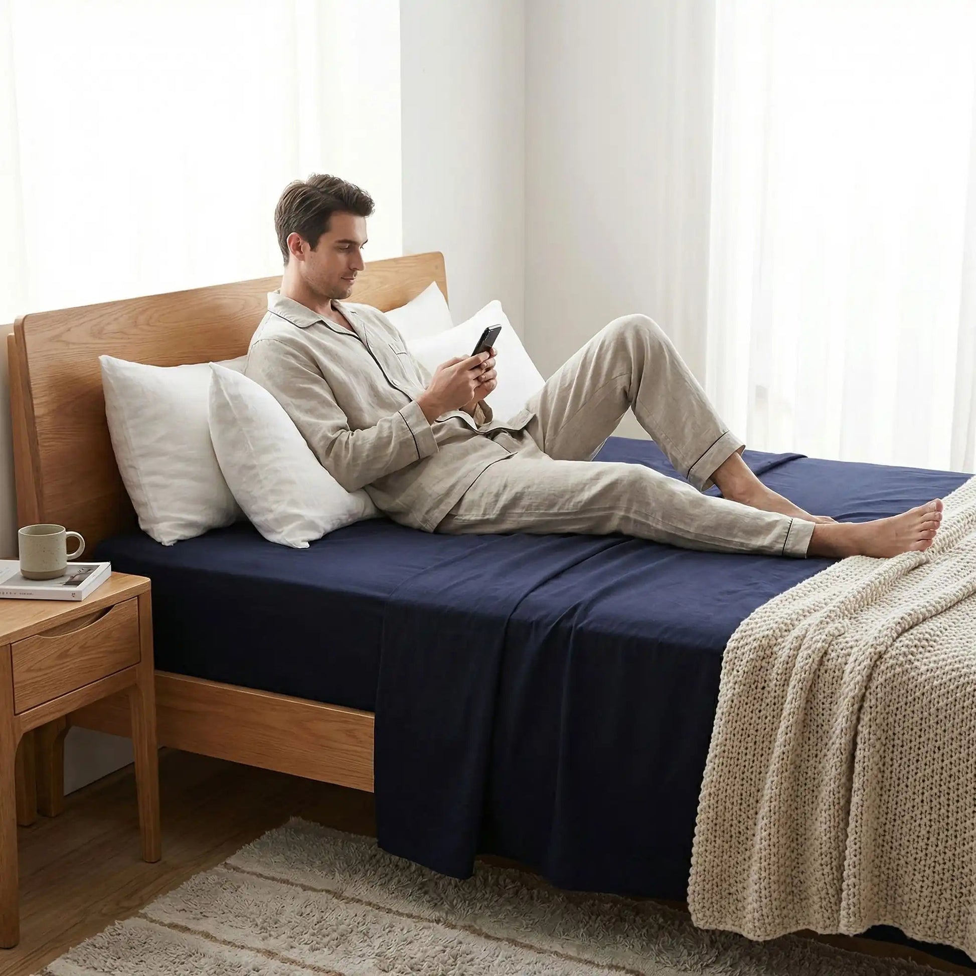 homme avec téléphone sur drap plat noir polyester frais