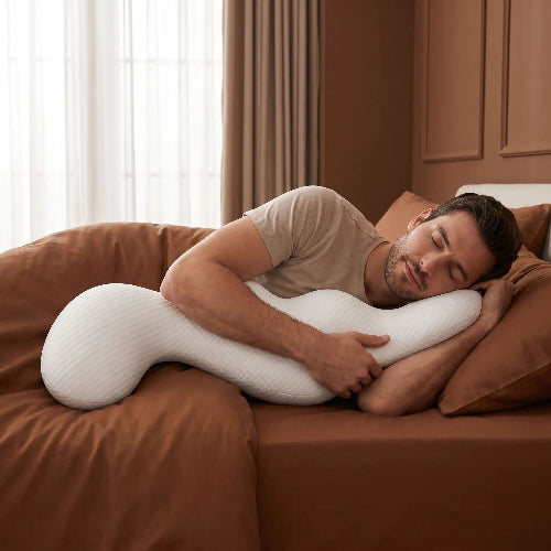 homme avec traversin ergonomique cervical blanc dans chambre côté gauche