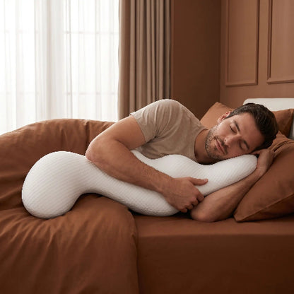 homme avec traversin ergonomique cervical blanc dans chambre côté gauche