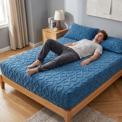homme couché sur dos sur drap housse bleu softfit 