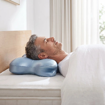 homme couché sur dos tête sur oreiller mémoire de forme necksupport™