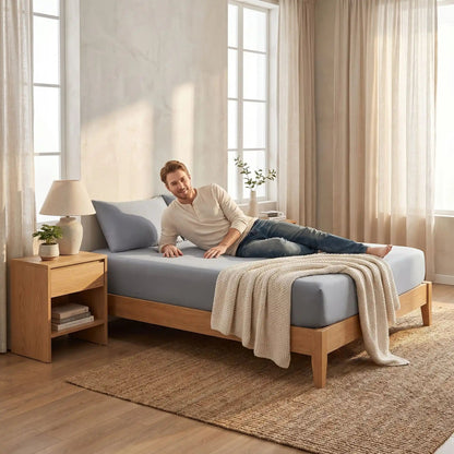 homme couché sur drap housse  gris ajustéplus  