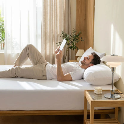 homme couché sur draps housses blancs imperméables silencieux