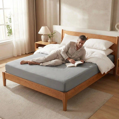 homme couché sur protège matelas  140x190 gris imperméable silencieux 