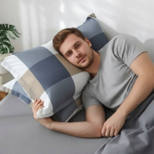 homme couché sur taie d'oreiller carreuax 50x70