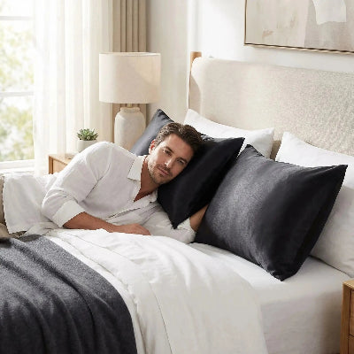 homme couché taie d oreiller en soie noire