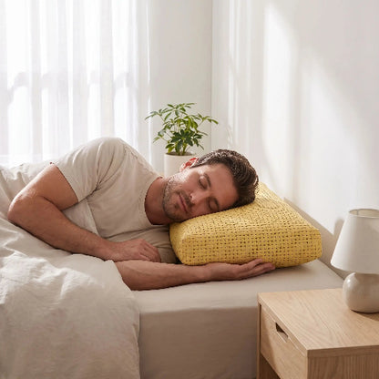 homme dort tête sur oreiller mémoire de forme bambou ergonomique