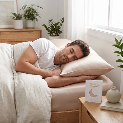 homme dort tête sur taie D OREILLER en soie murier 50x70 beige