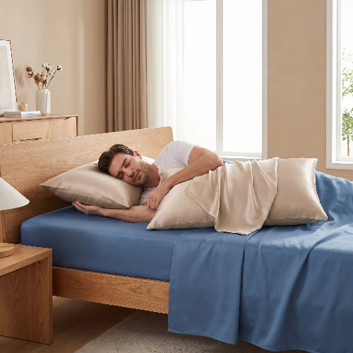 homme dort tête sur taie d'oreiller satin 50x70 or
