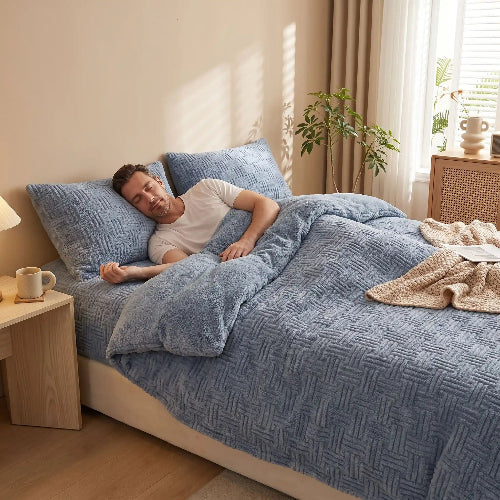 homme endormi sous drap en polyester cocoon bleu