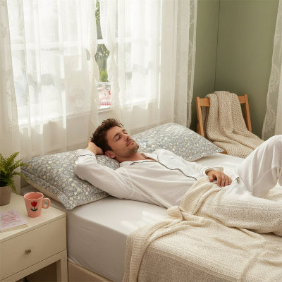 homme endormi sur dos sur traversin SoftBolster™floral