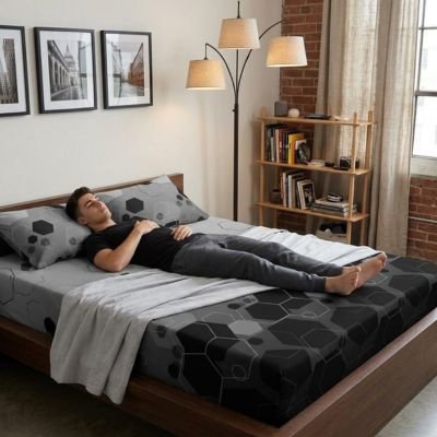 Homme endormi sur drap housse nuits optimales