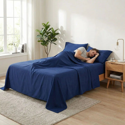 homme endormi sur drap plat bleu coton douceur