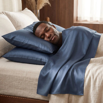 homme endormi sur taie d'oreiller en soie bleue 