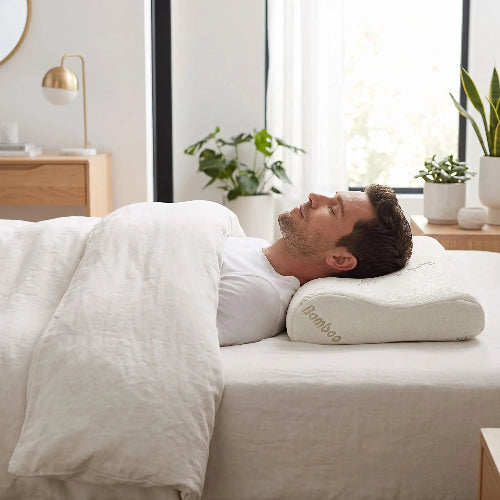 homme endormi tête sur oreiller bambou mémoire de forme cervical fresh