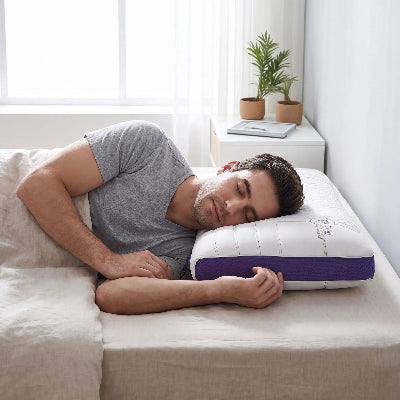 homme endormi tête sur oreiller mémoire de forme sur côté