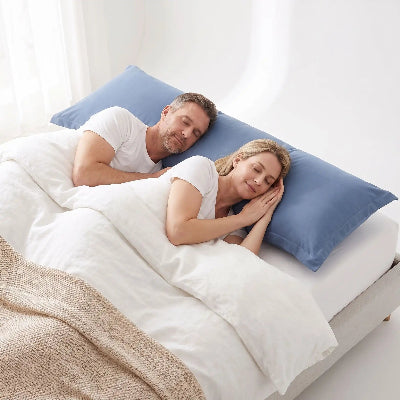homme femme endormis tête sur taie traversin bleue