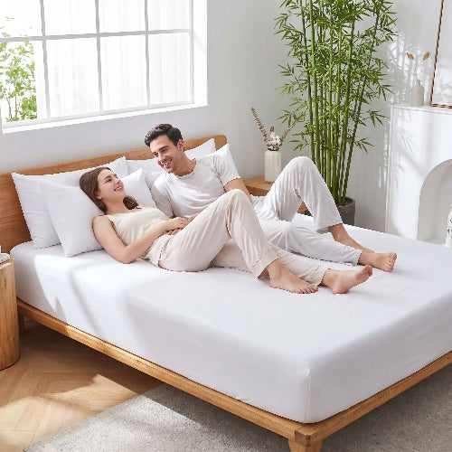 homme femme souriants avec tenues blanches sur drap rafraîchissant bambou blanc