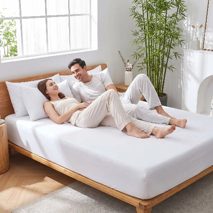 homme femme souriants avec tenues blanches sur drap rafraîchissant bambou blanc