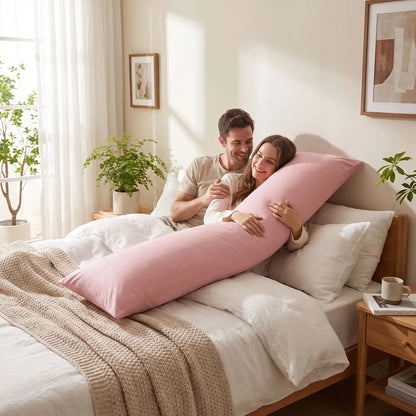 homme femme sur lit sourissent avec taie traversin rose 