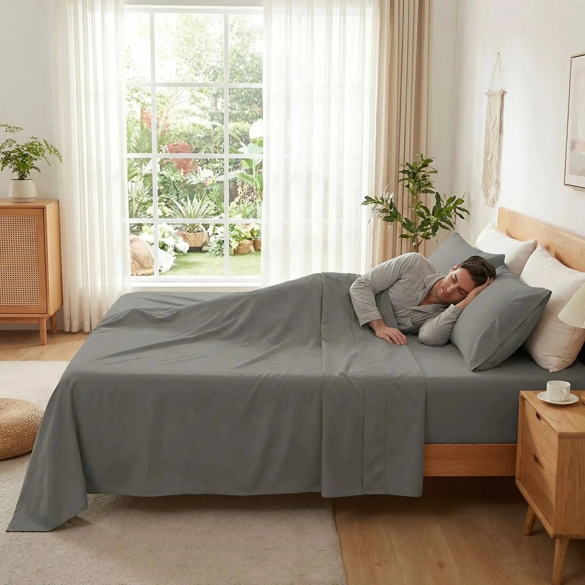 homme glisse sous draps plats gris polyester douceur