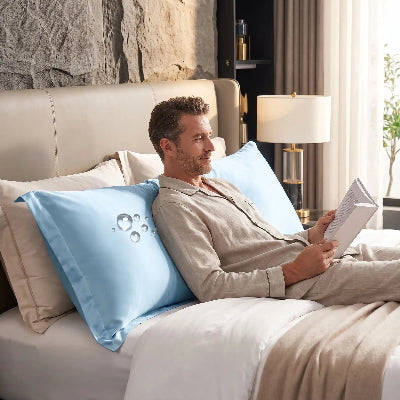 homme lit livre dos sur traversin imperméable bleu ciel 