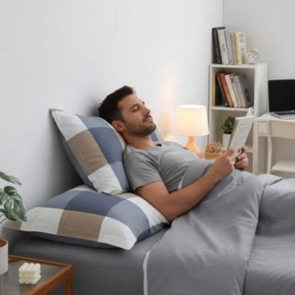 homme lit livre tête sur taie d'oreiller carreaux 50x70